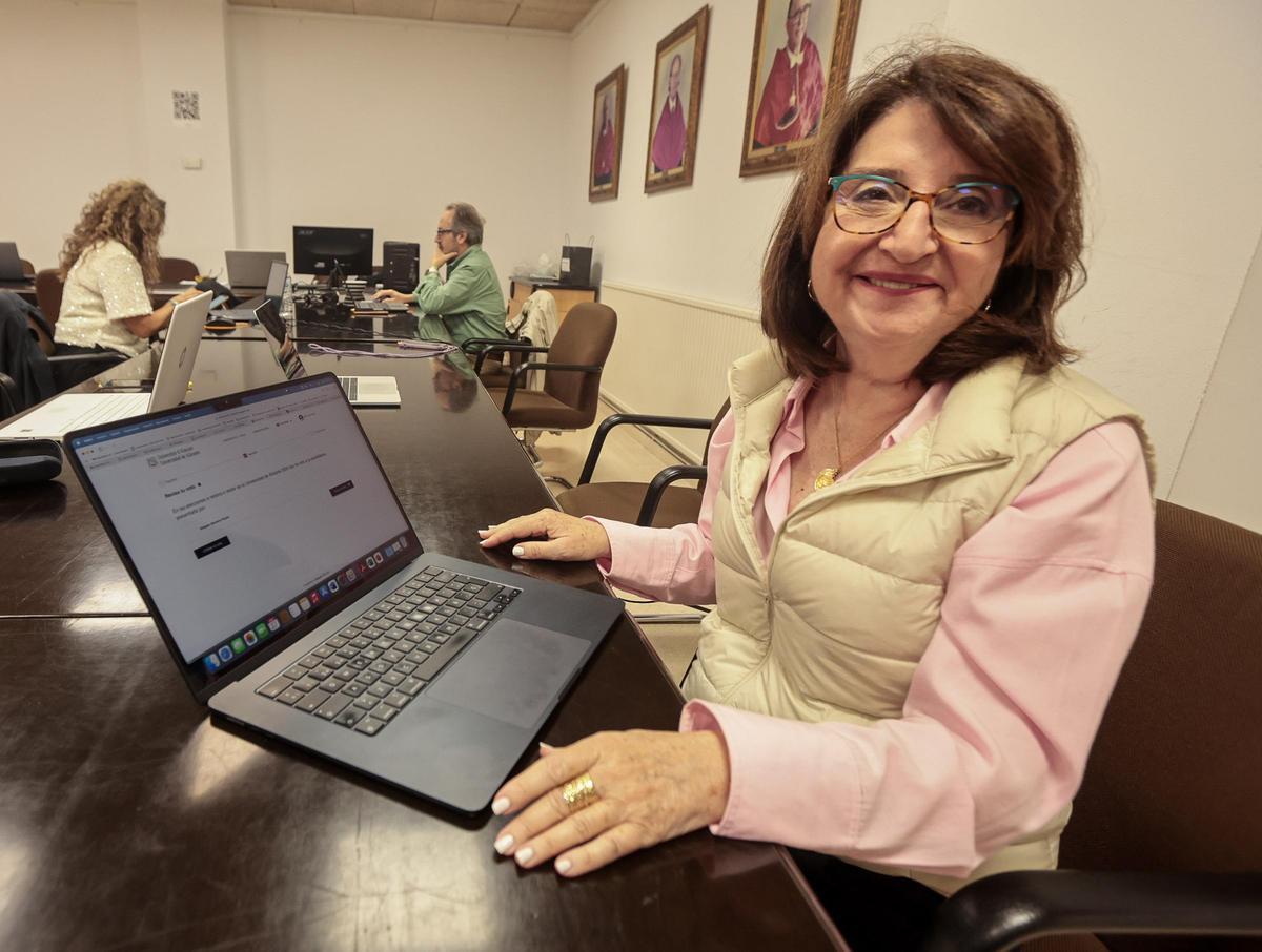 La rectora de la UA, Amparo Navarro, votando telemáticamente en las elecciones del pasado 28 de noviembre en las que resultó reelegida.