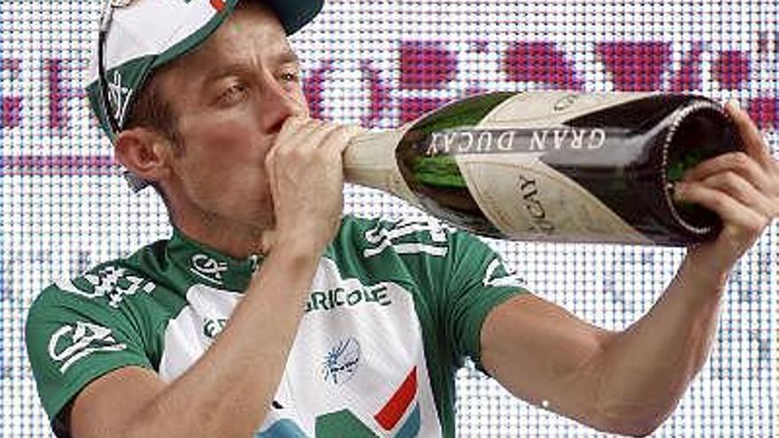 El corredor francés del equipo Credit Agricole, Sébastien Hinault, celebra su victoria con cava en el podio de Zaragoza tras imponerse en la décima etapa de la Vuelta ´08 disputada entre las localidades de Sabiñánigo (Huesca) y Zaragoza de 151 kms.