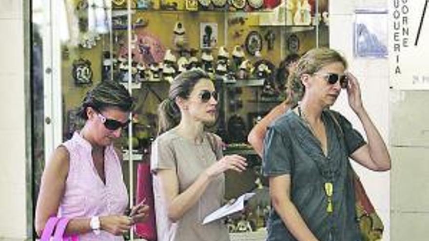 Letizia Ortiz, la Infanta Cristina  y María Zurita, por Palma. / lorenzo