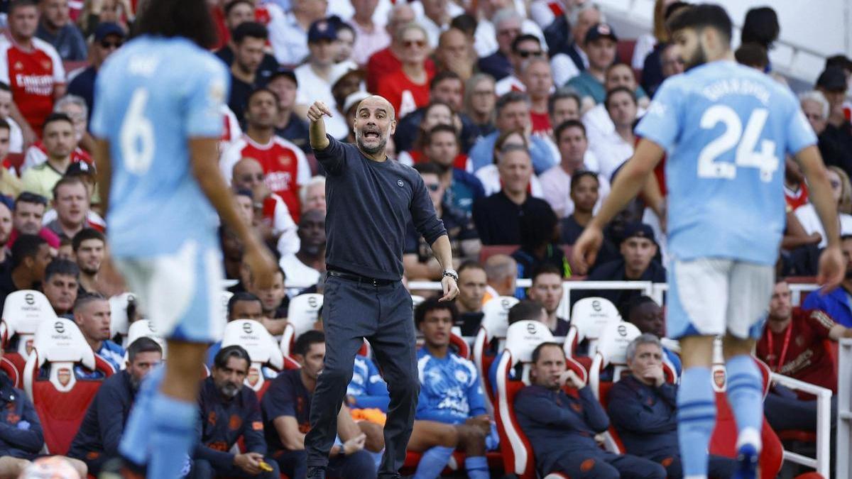 Guardiola da instrucciones a sus jugadores en el partido ante el Arsenal.