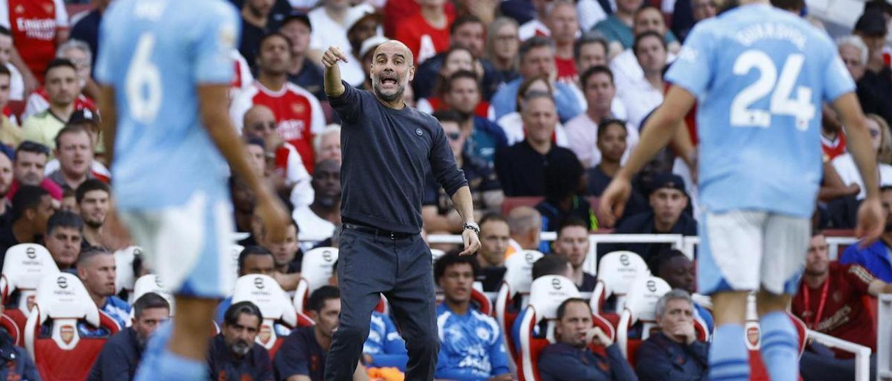 Guardiola da instrucciones a sus jugadores en el partido ante el Arsenal.