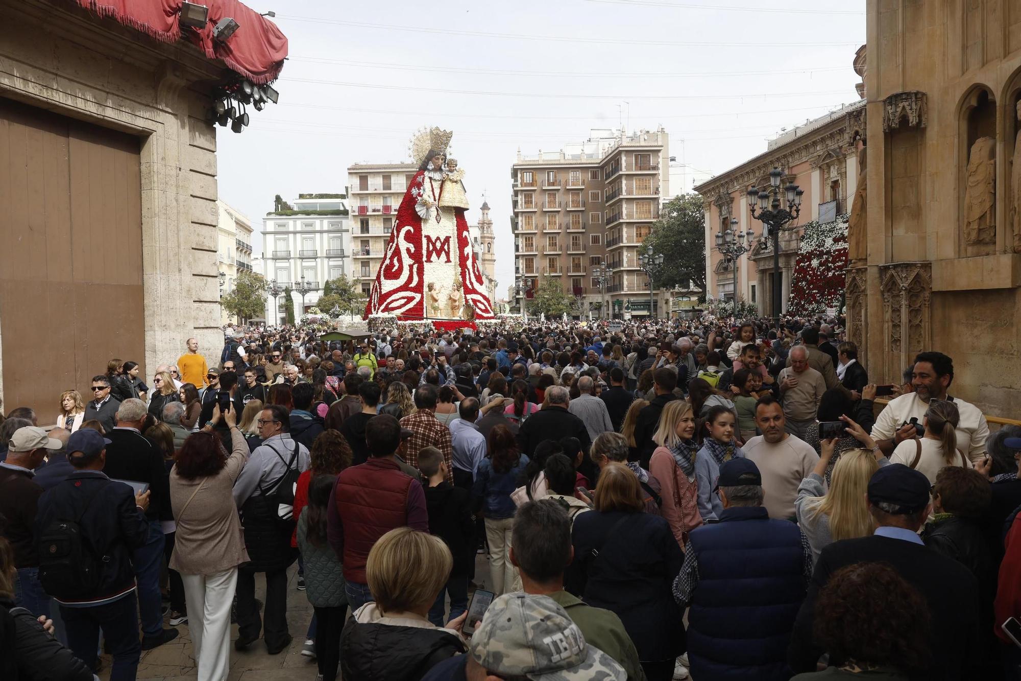 Cientos de personas acuden a ver el manto de la Virgen