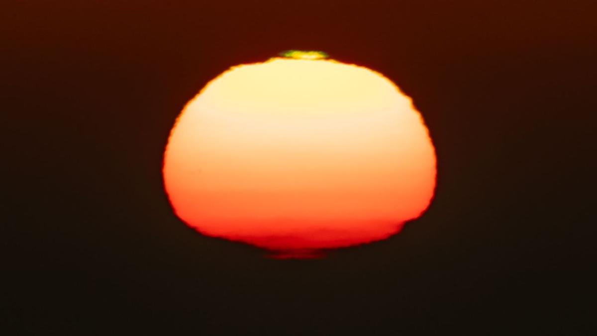 Momento de la salida del Sol en Barcelona. Puede apreciarse el rayo verde sobre el disco solar durante el orto