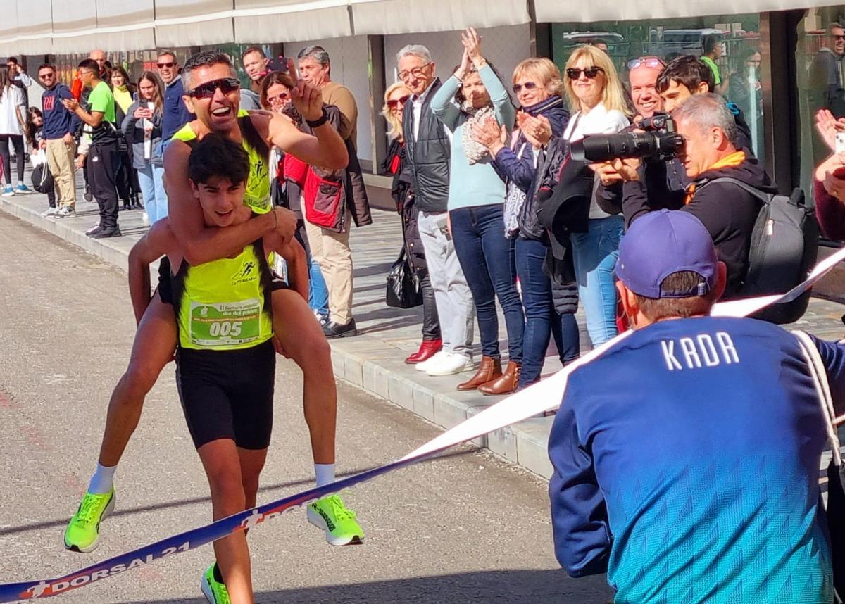 Alcaraz hijo y padre, en el momento de cruzar la línea de meta