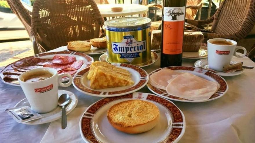 Descubre el mejor desayuno de la provincia de Cádiz: tortilla, jamón, embutidos, queso, zumo... por 9 euros