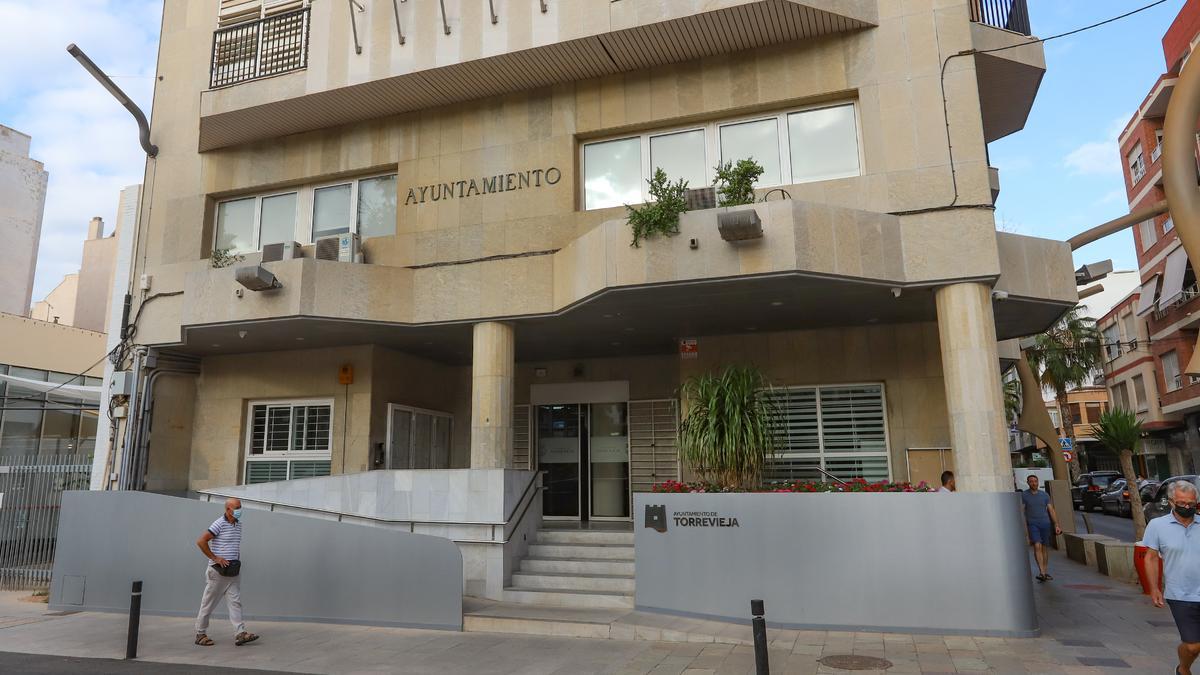 Fachada principal del Ayuntamiento de Torrevieja