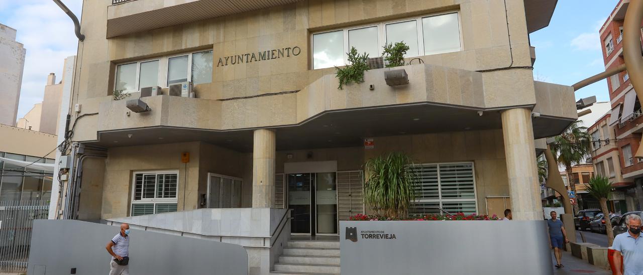 Fachada principal del Ayuntamiento de Torrevieja