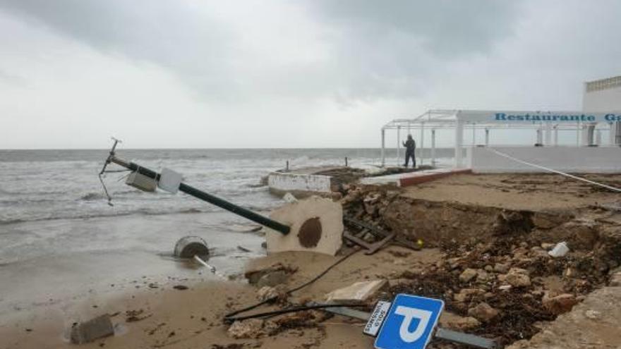 El temporal «Gloria» ha machacado la costa provincial de norte a sur. En la imagen, playa de El Pinet en Elche.