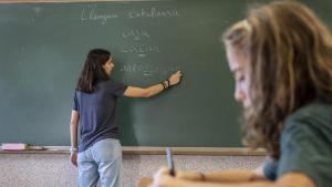 Una alumna, en una aula.