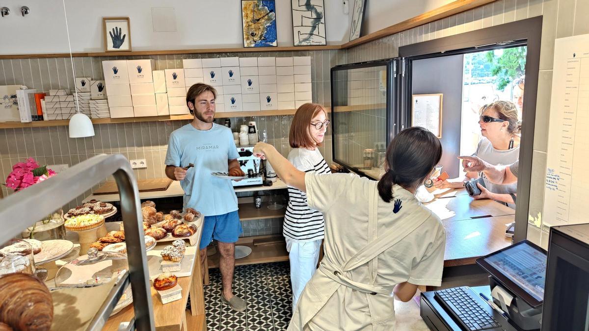 Guillem y Zaïra Pérez y Montse Serra en la panadería A mà, en Llançà.