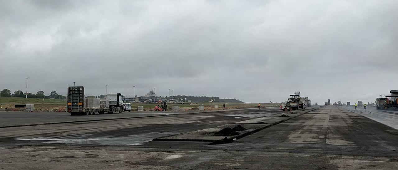 Así son las obras de mejora en la pista que acomete el aeropuerto de Asturias