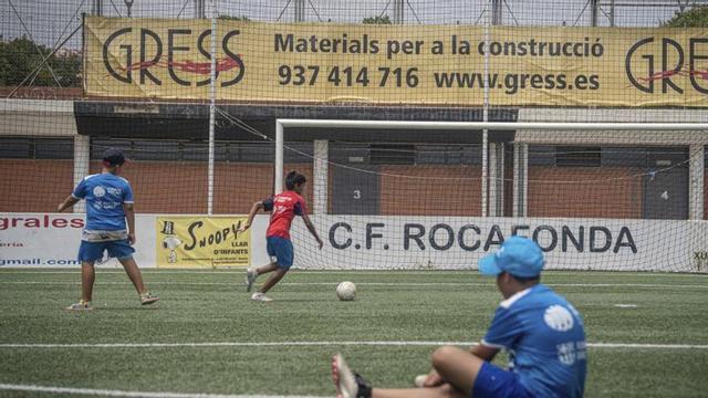 Nens jugant a futbol 
al C. F. Rocafonda, 
a Mataró. | MANU MITRU
