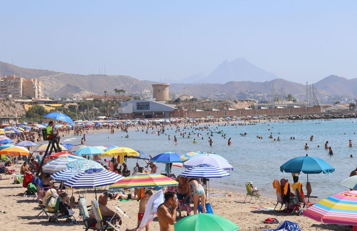 La playa Carrer la Mar en El Campello abarrotada de gente esta pasada semana. | PILAR CORTÉS