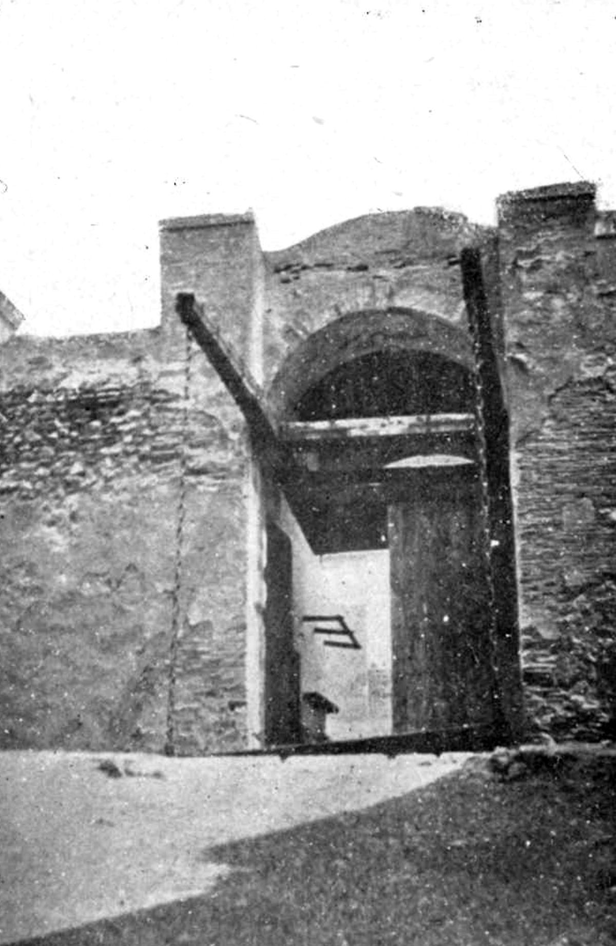 Porta del castell de Sagunt en el primer terç del segle XX.