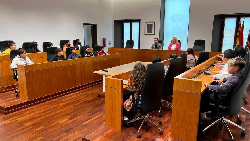 Los escolares cambian el aula por la sala de plenos