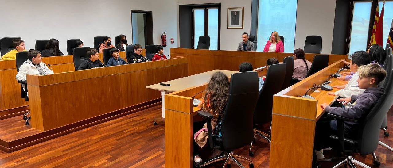 Los escolares cambian el aula por la sala de plenos