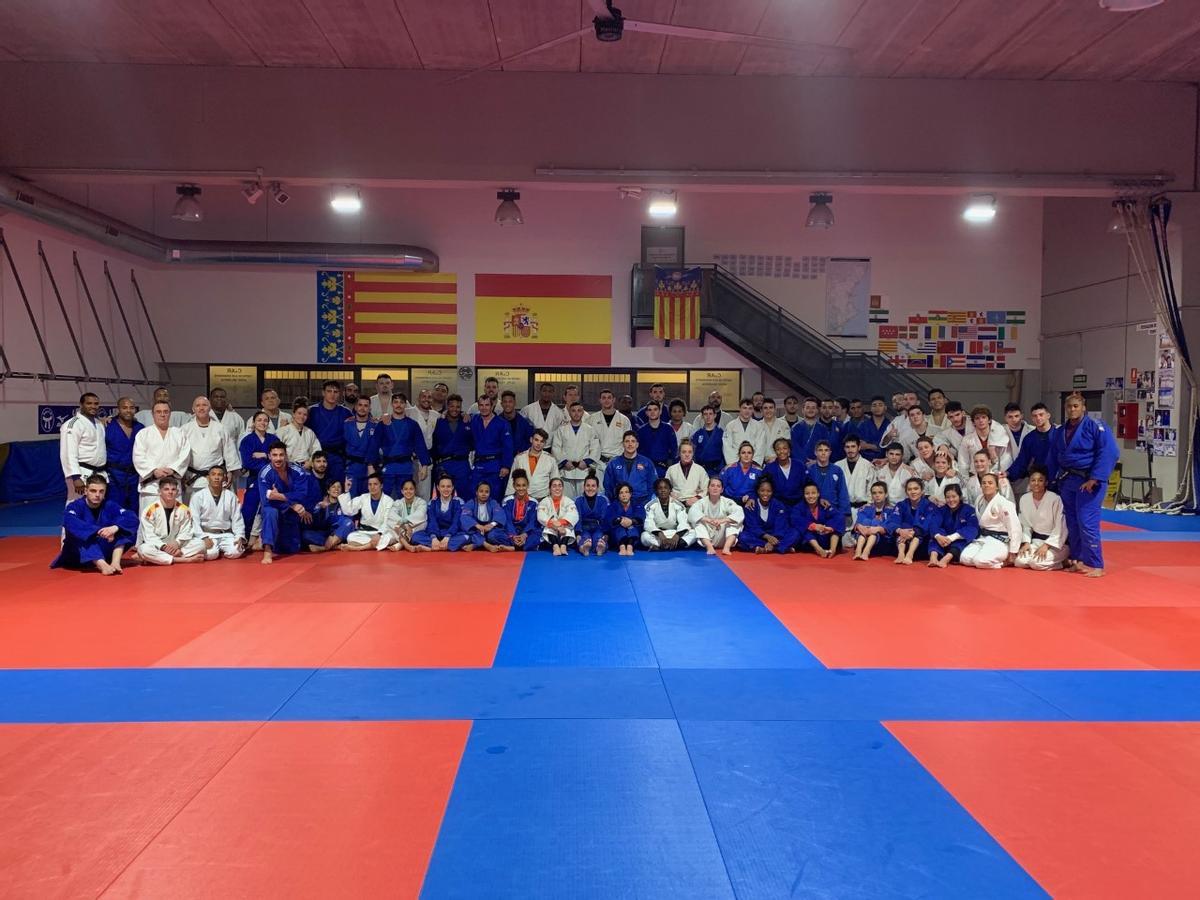 Entrenamiento de deportistas de todo el mundo en el CEAR de judo de Valencia para preparar el Grand Slam de París.