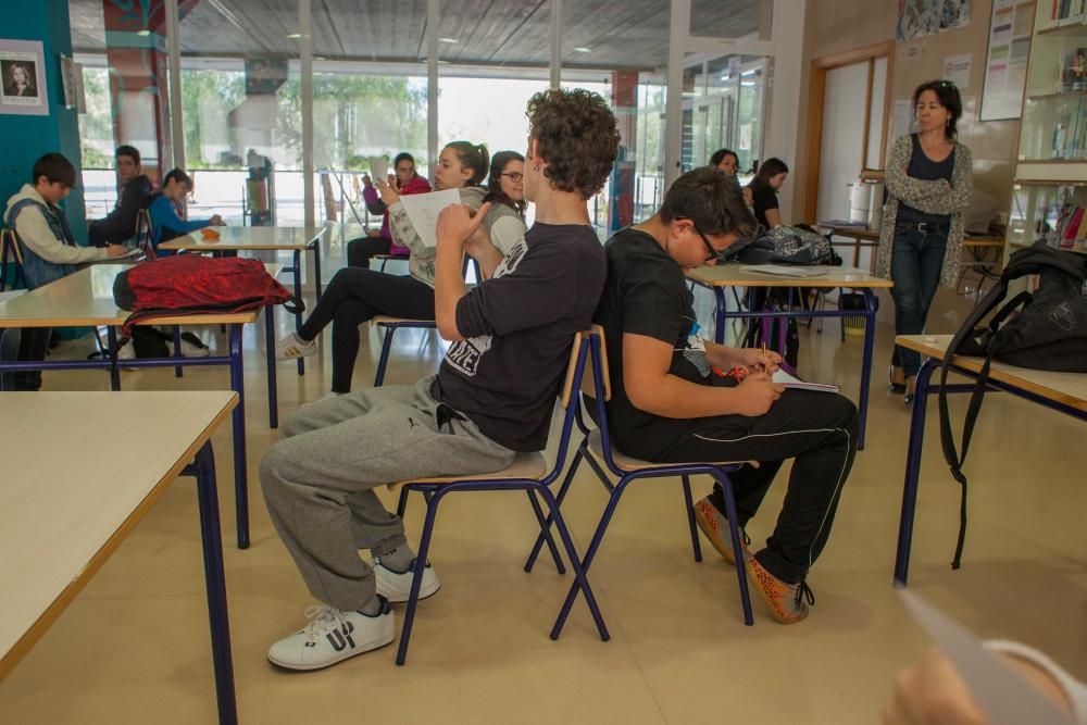 INSTITUTO LA FOIA DE ELCHE. Proyecto Convielx. Los mayores ayudan a los de primer curso para prevenir el acoso. Participan los 14 institutos de la ciudad