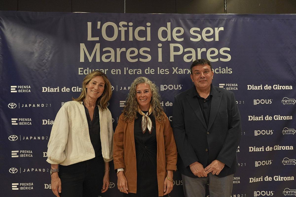 La directora comercial de Diari de Girona, Anna López; la ponent Elisenda Pascual; i el subdirector de Diari de Girona, Oriol Puig.