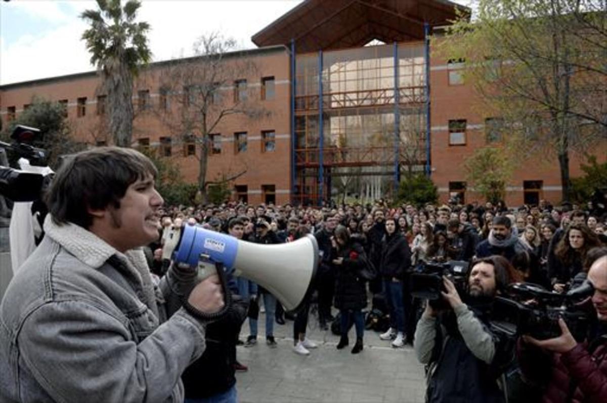 Movilización 8Estudiantes de la URJC protestan por las irregularidades del máster de Cristina Cifuentes.