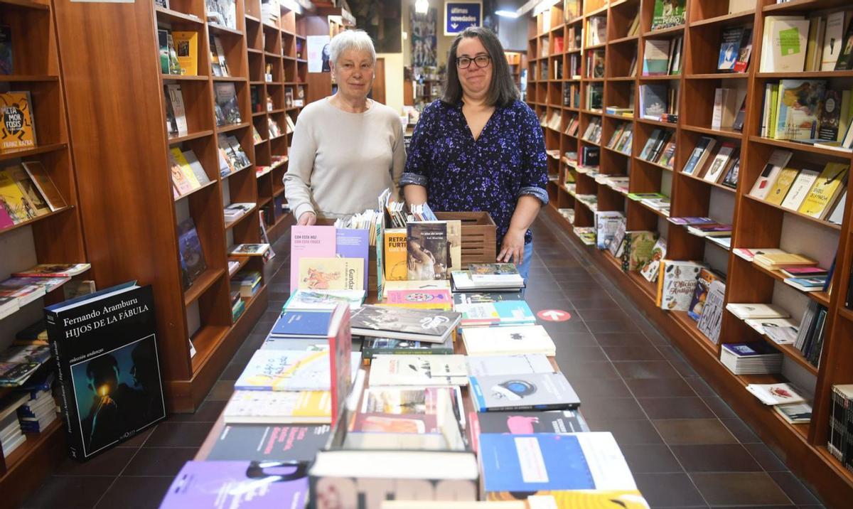 Lola Porto y Paula Veira, rodeadas de libros en Lume.   | // CARLOS PARDELLAS