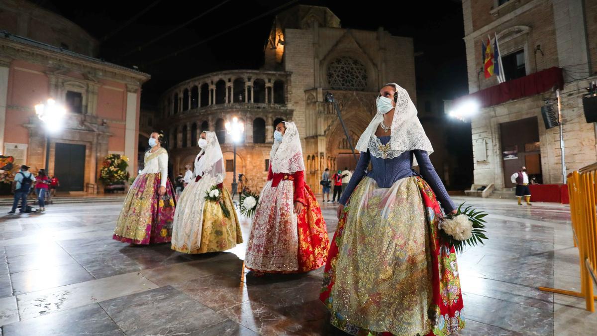 Búscate en el primer día de la ofrenda por la Calle Caballeros de las 21:00 a las 22:00