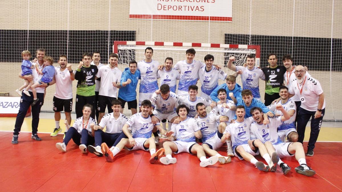 La plantilla del Contazara celebra su clasificación para la fase.