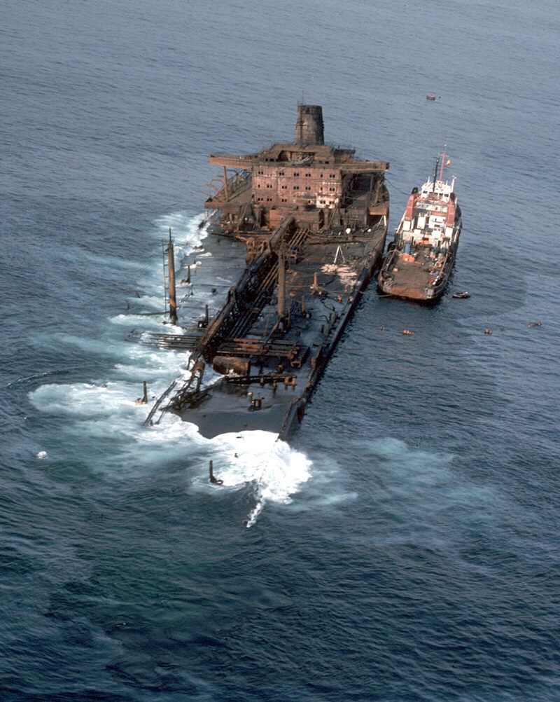 Imagen del petrolero Urquila encallado frente a las costas de A Coruña LOC (2).jpg