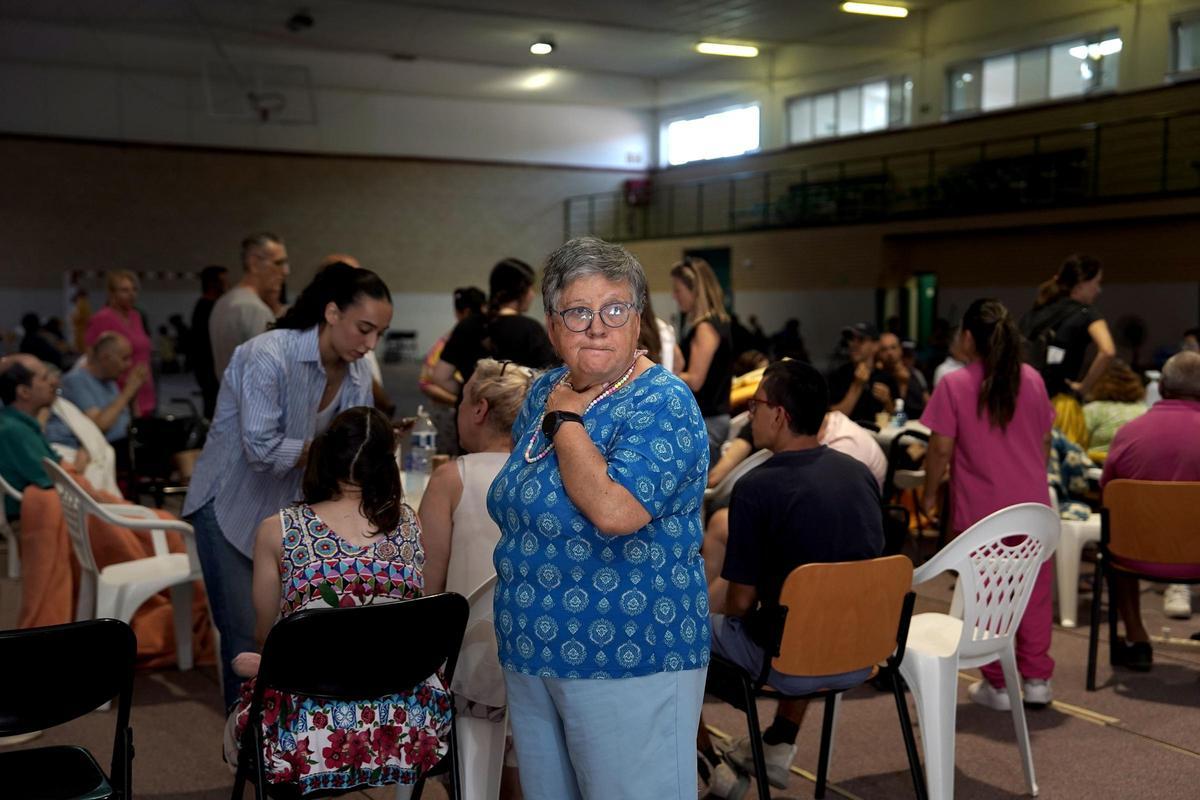 Vecinos de pueblos desalojados por los incendios, en el polideportivo de Villamanta.
