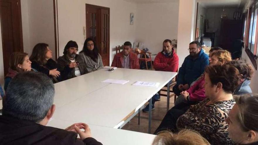 Representantes de cofradías y mejilloneros, en la reunión con Moldes y Aragunde. // Faro