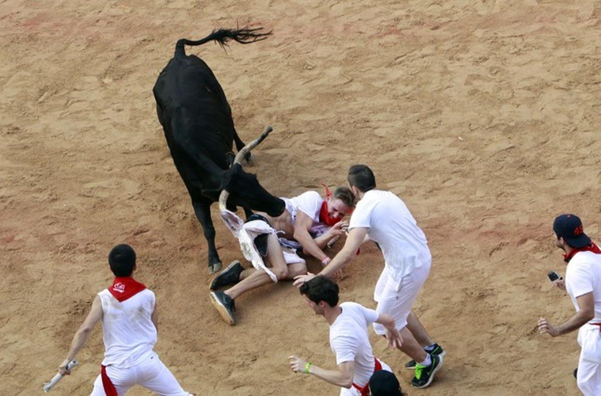 Una vaquilla esquinça els pantalons a un noi a la plaça.