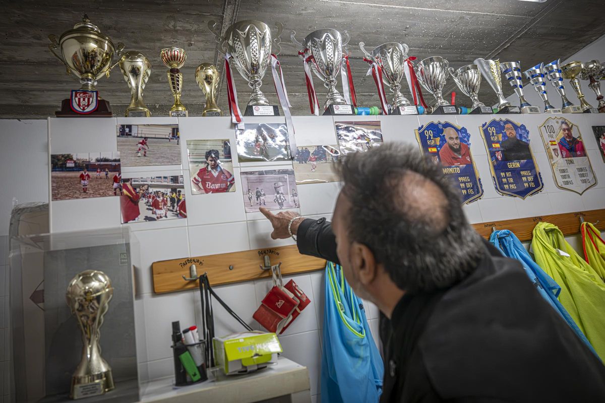 Entrenamiento del primer equipo de fútbol femenino que se crea en el barrio de La Mina