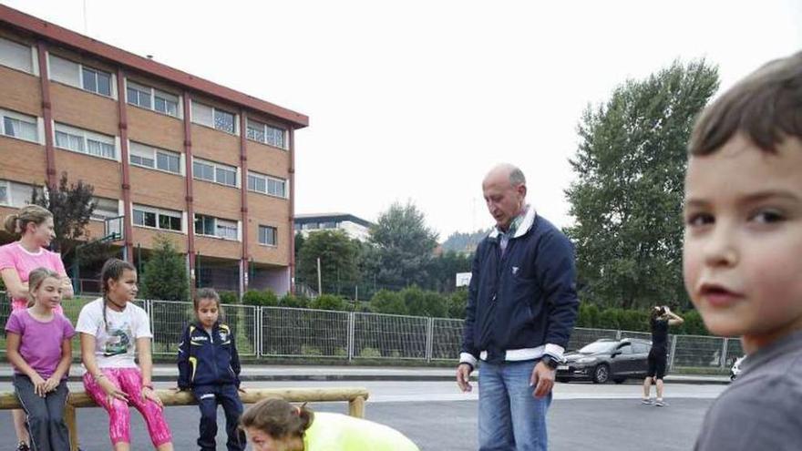 Paco Fernández da instrucciones a una de sus atletas en la nueva pista del parque Europa de Las Vegas.