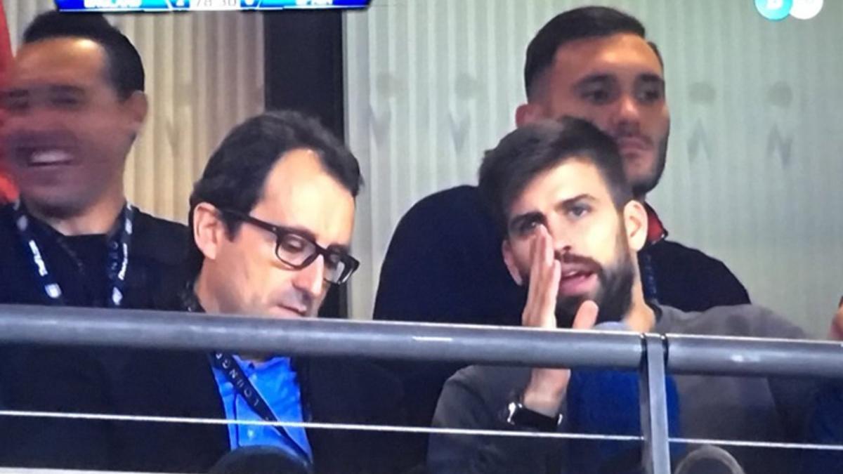Piqué vio el partido con su manager, Arturo Canales