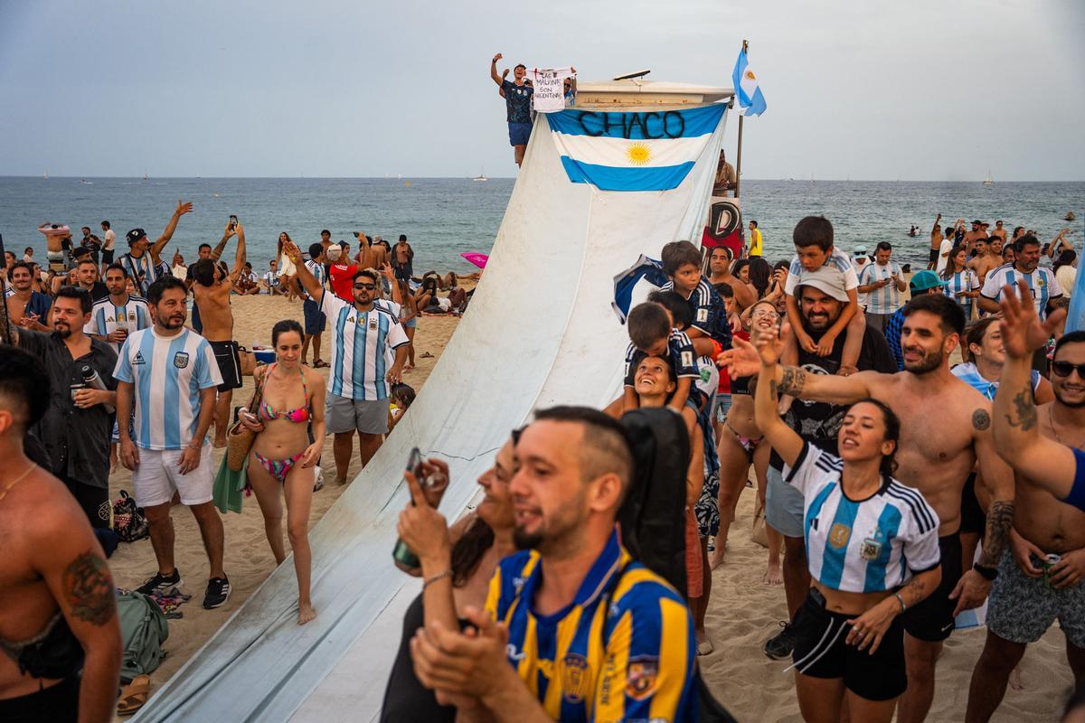 Aficionados argentinos se reúnen en la playa del Bogatell el día antes de la gran final contra España del Mundial
