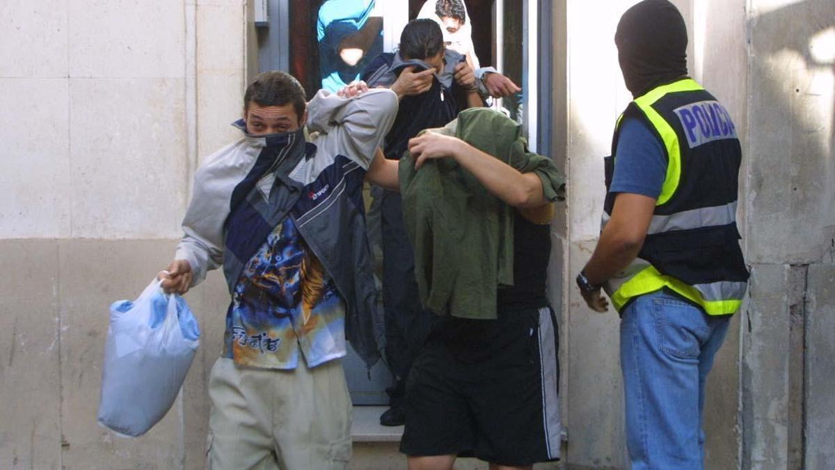 Arrestos en una operación policial contra el clan de la Loles, en 2004.