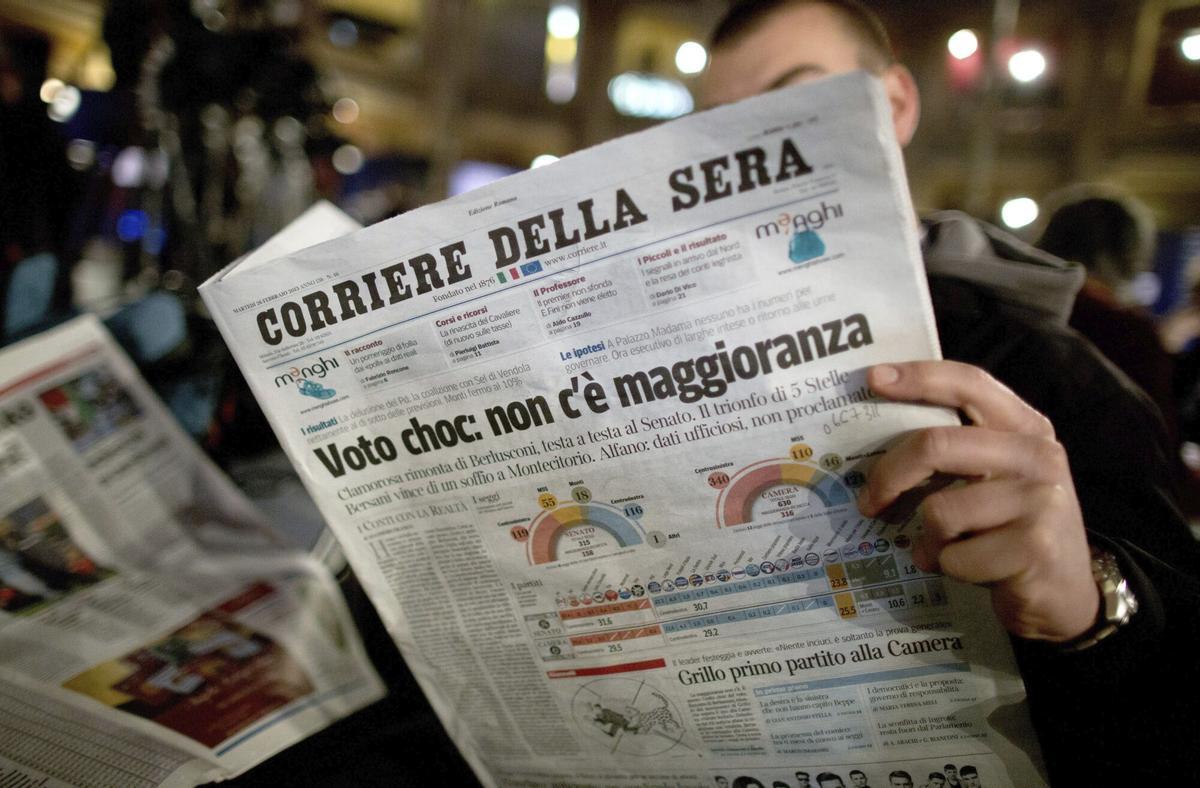 Un home llegeix el diari Corriere della Sera.
