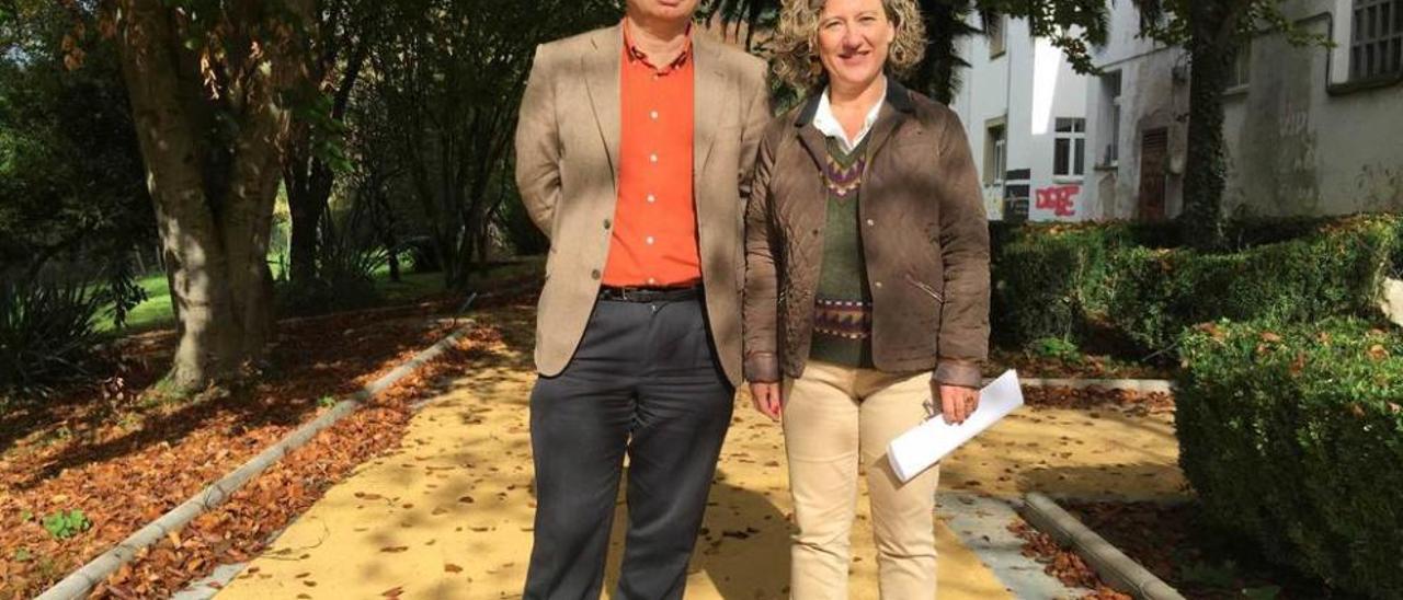 Luis Aurelio González e Inmaculada Valle en el jardín botánico del Instituto de Cangas de Onís, ayer.