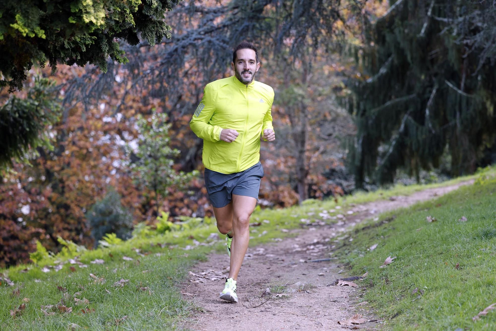 Manu Estévez, corriendo por el monte de O Castro