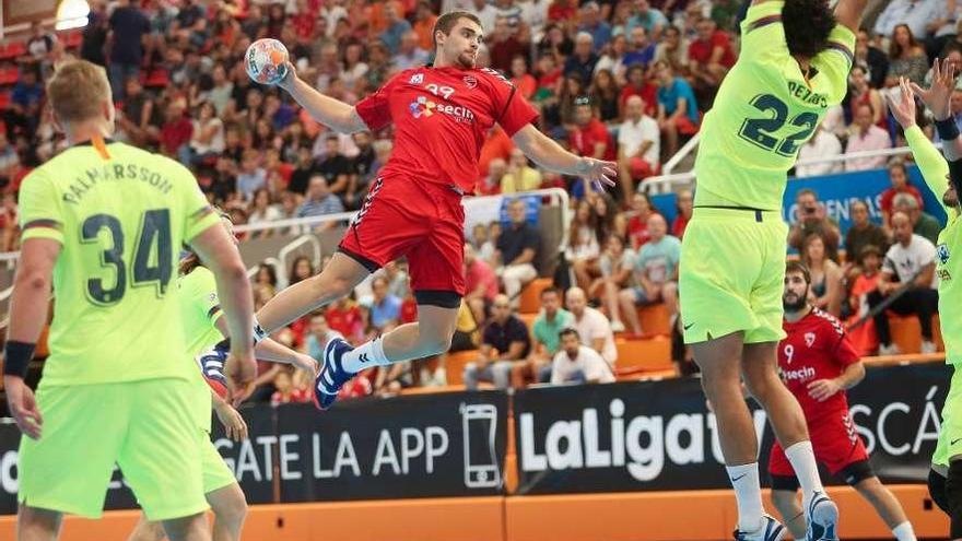 Un jugador del Alcobendas dispara a puerta en el primer encuentro ante el Barça. // Ángel Rivas (Fundal)