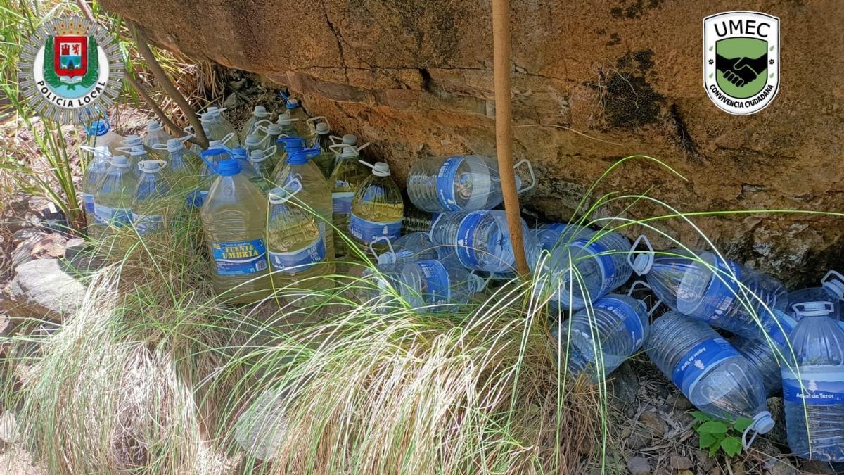 Imagen de las botelles de agua retiradas de un barranco en el barrio de Piletas, en Las Palmas de Gran Canaria.