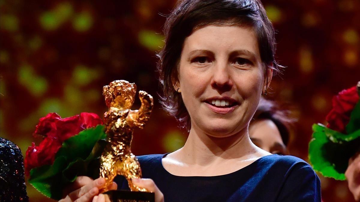 jgarcia42302215 romanian director adina pintilie holds her golden bear for b180224202916 jgarcia42302215 romanian director adina pintilie holds her golden bear for b180224202916
