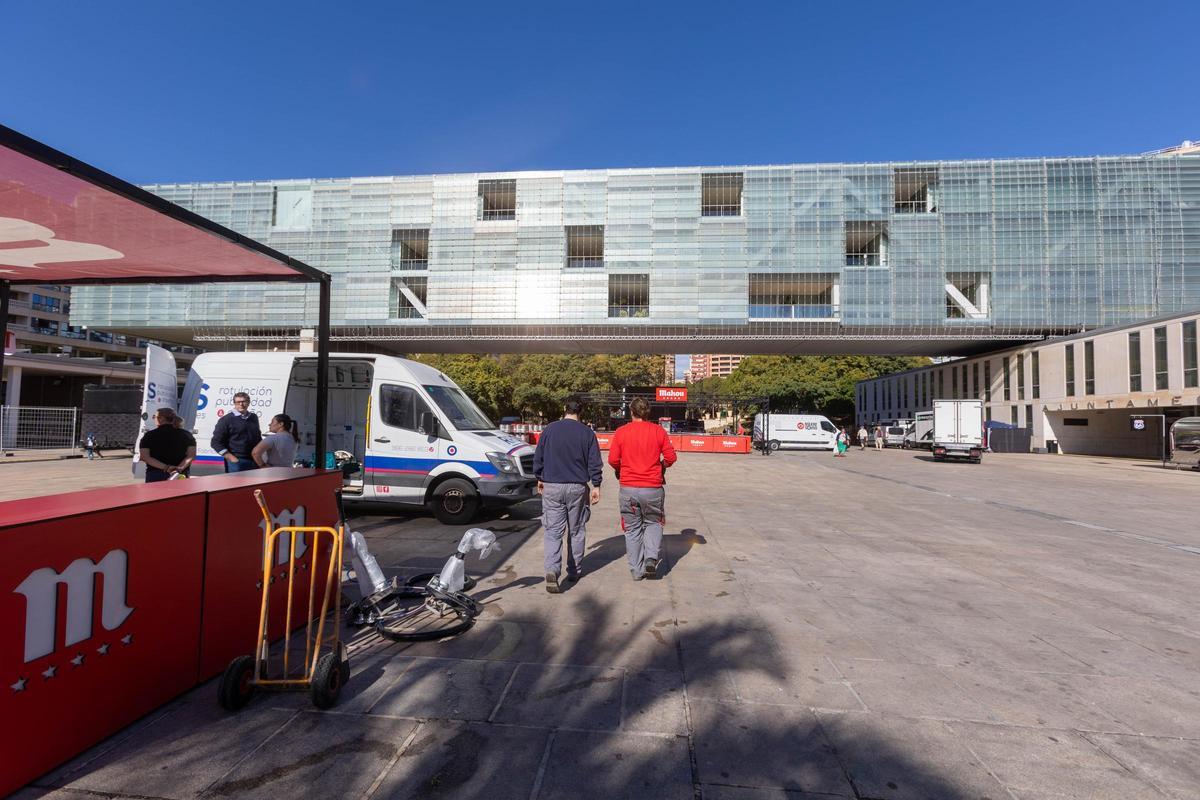 Así es el montaje de la zona "gastro" del Benidorm Fest y los exteriores del Palau