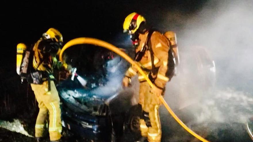 El incendio de un vehículo estacionado en el arcén obliga a cortar una hora la CV-85