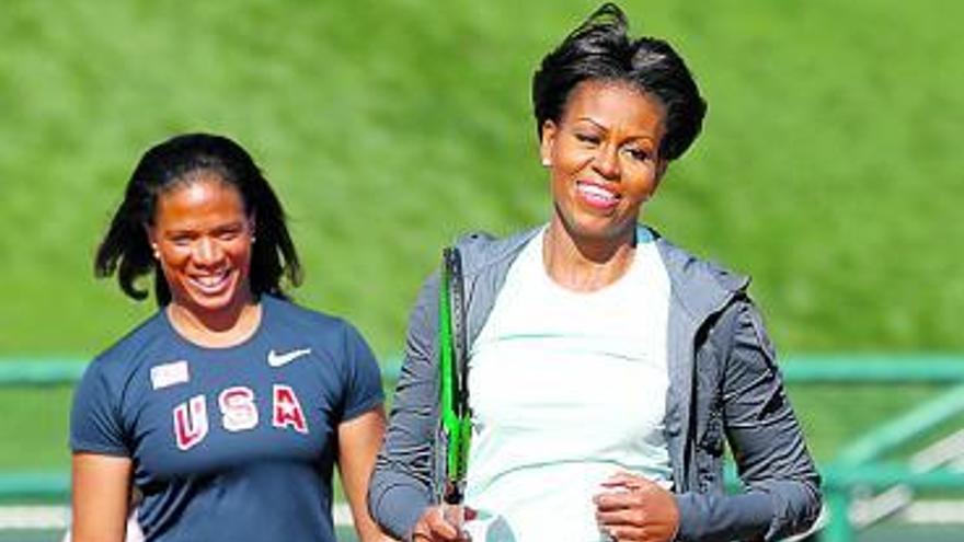 Michelle Obama, con una participante. / rtp