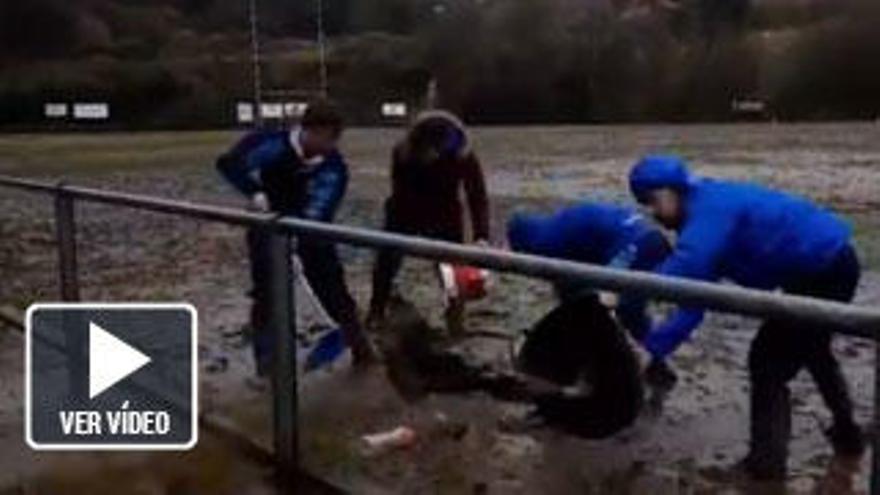 Esto sí que es un lodazal: Así tiene que achicar agua el Oviedo Rugby de su campo del Naranco