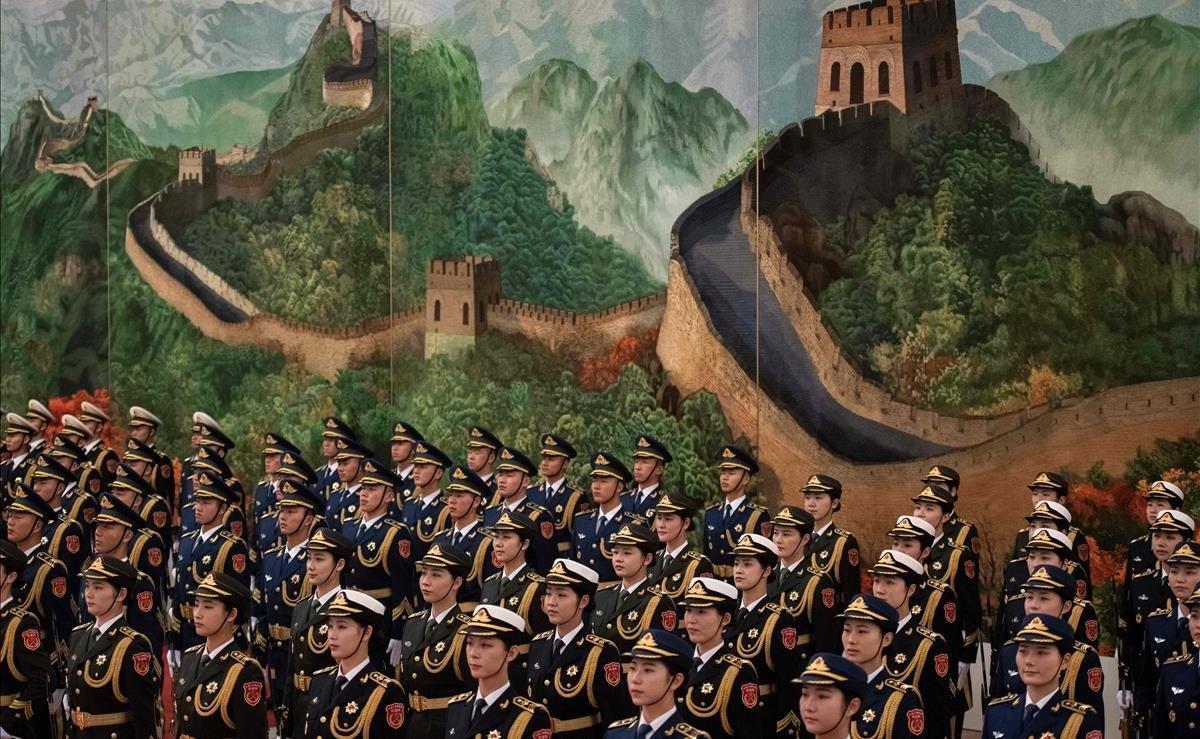 Guardias de honor chinos están en formación antes de una ceremonia de bienvenida para el presidente de Finlandia, Sauli Niinisto, en el Gran Salón del Pueblo, en Beijing.