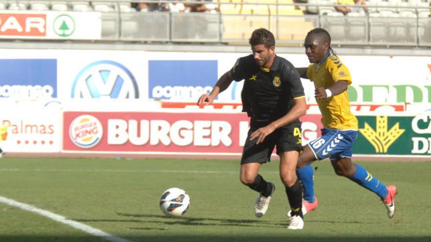 Thievy disputa un balón a Musaccio, del Villarreal. | castro