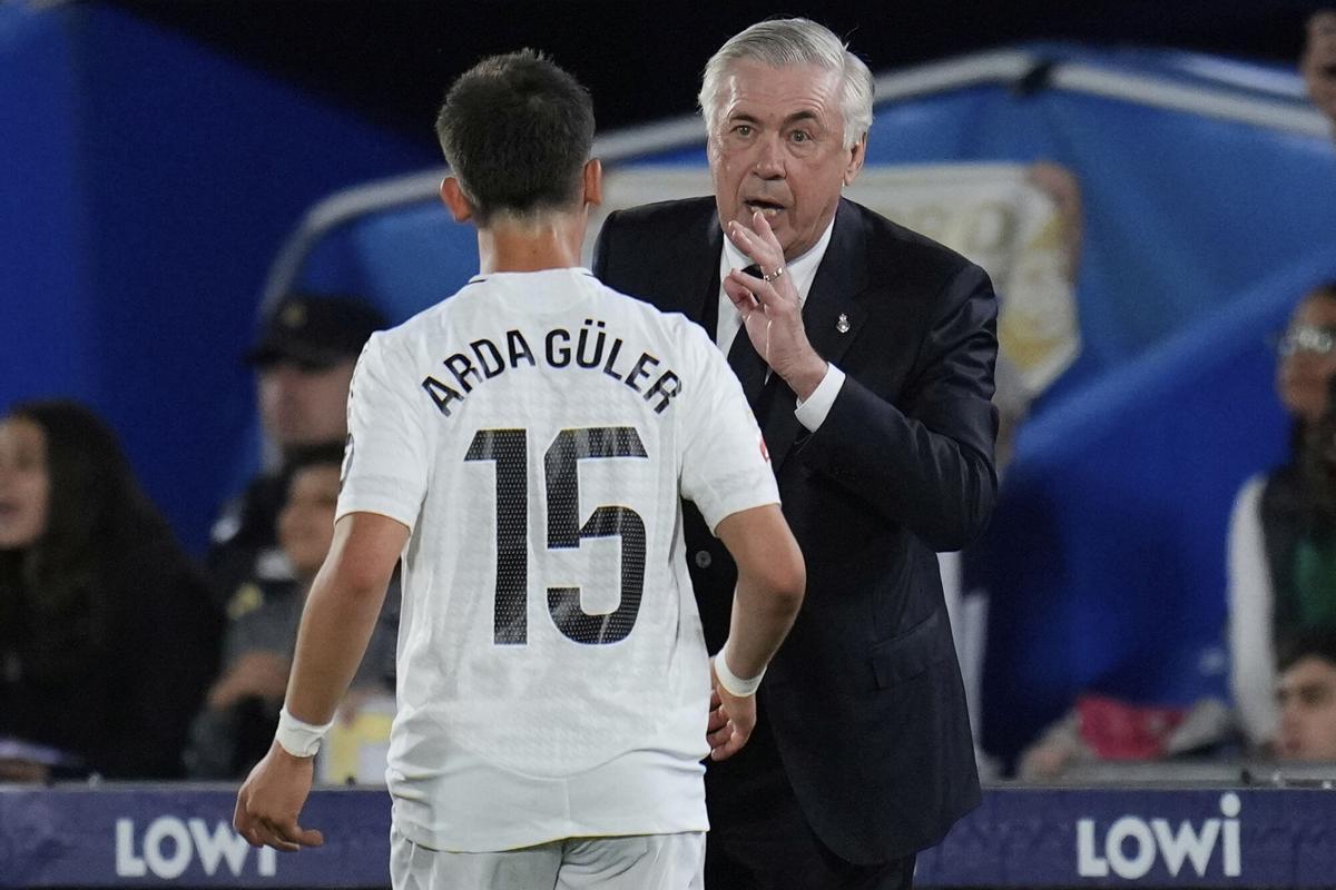 Carlo Ancelotti, entrenador del Real Madrid, da una instrucción a Arda Güler, durante el partido contra el Getafe.