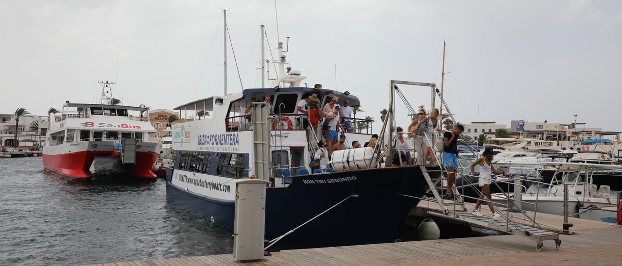 Excursionistas desembarcan en la Savina este mes de julio. Carmelo Convalia